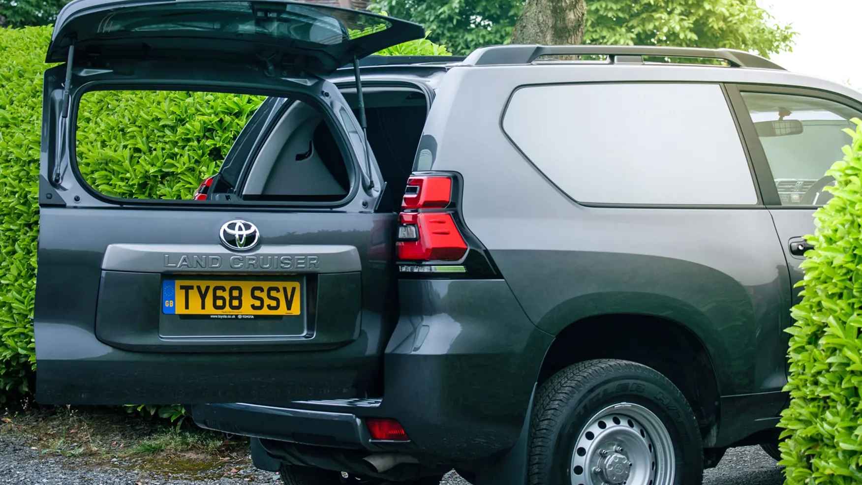Explore the 2025 Land Cruiser size changes, cargo capacity improvements, and smart parking tips for urban drivers.