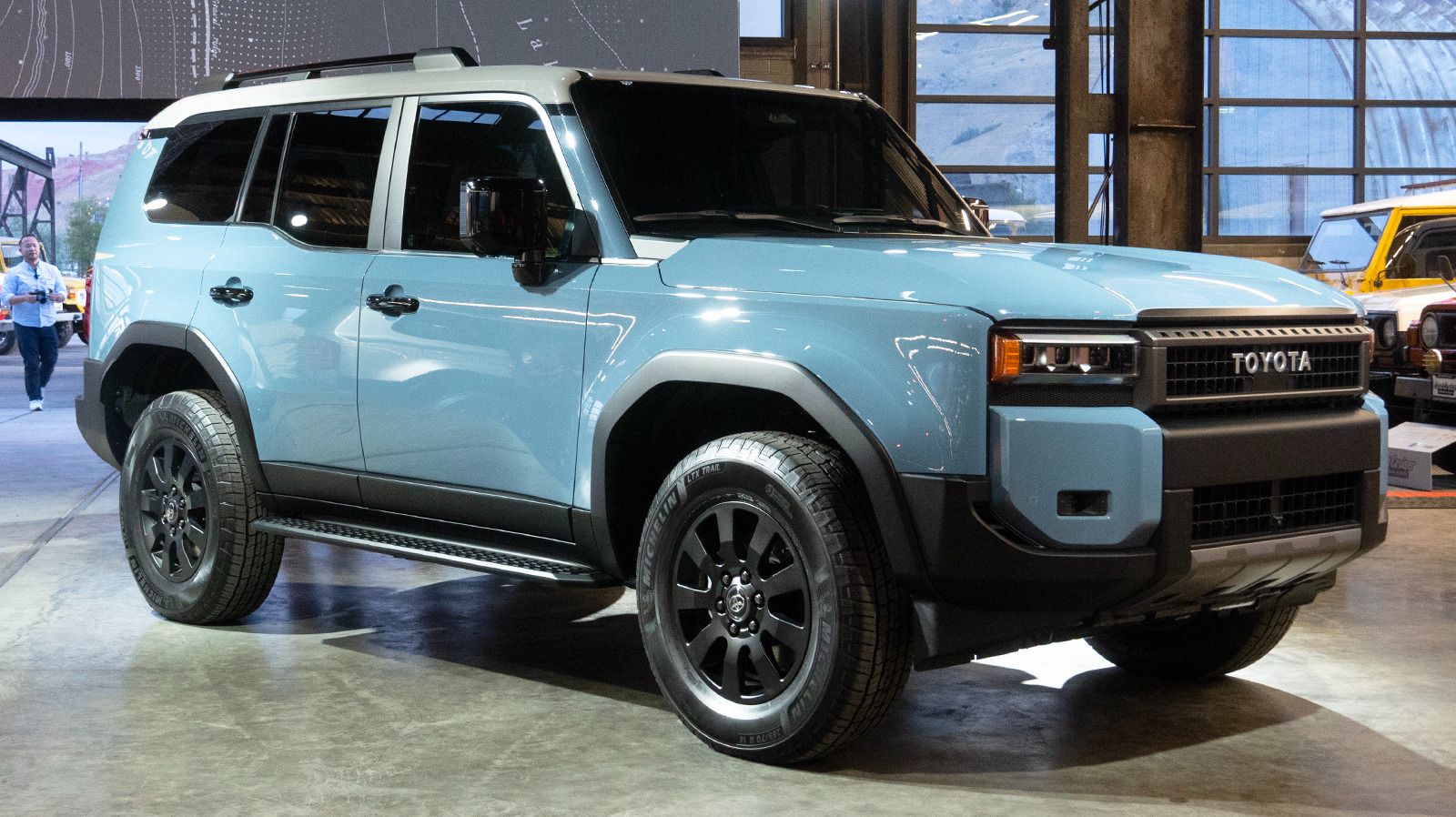 GMC يوكون مقابل لاند كروزر 2025:دليل المقارنة الشامل لاختيار الأفضل
