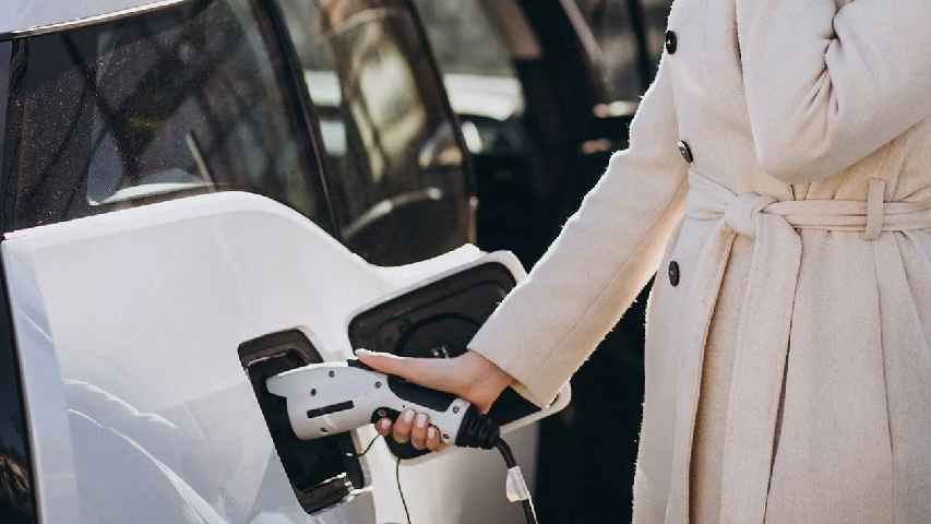 New to EVs? Discover the basics of electric driving—from braking to charging—in one quick guide. 