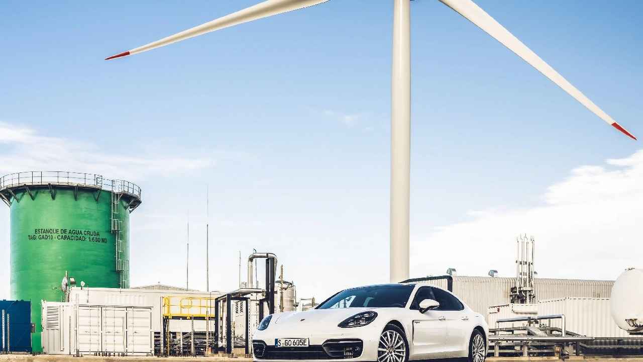 الوقود الاصطناعي e-Fuel خيار أنظف يُبقي المحركات التقليدية فعّالة خلال التحول للكهرباء، رغم تكلفته العالية.