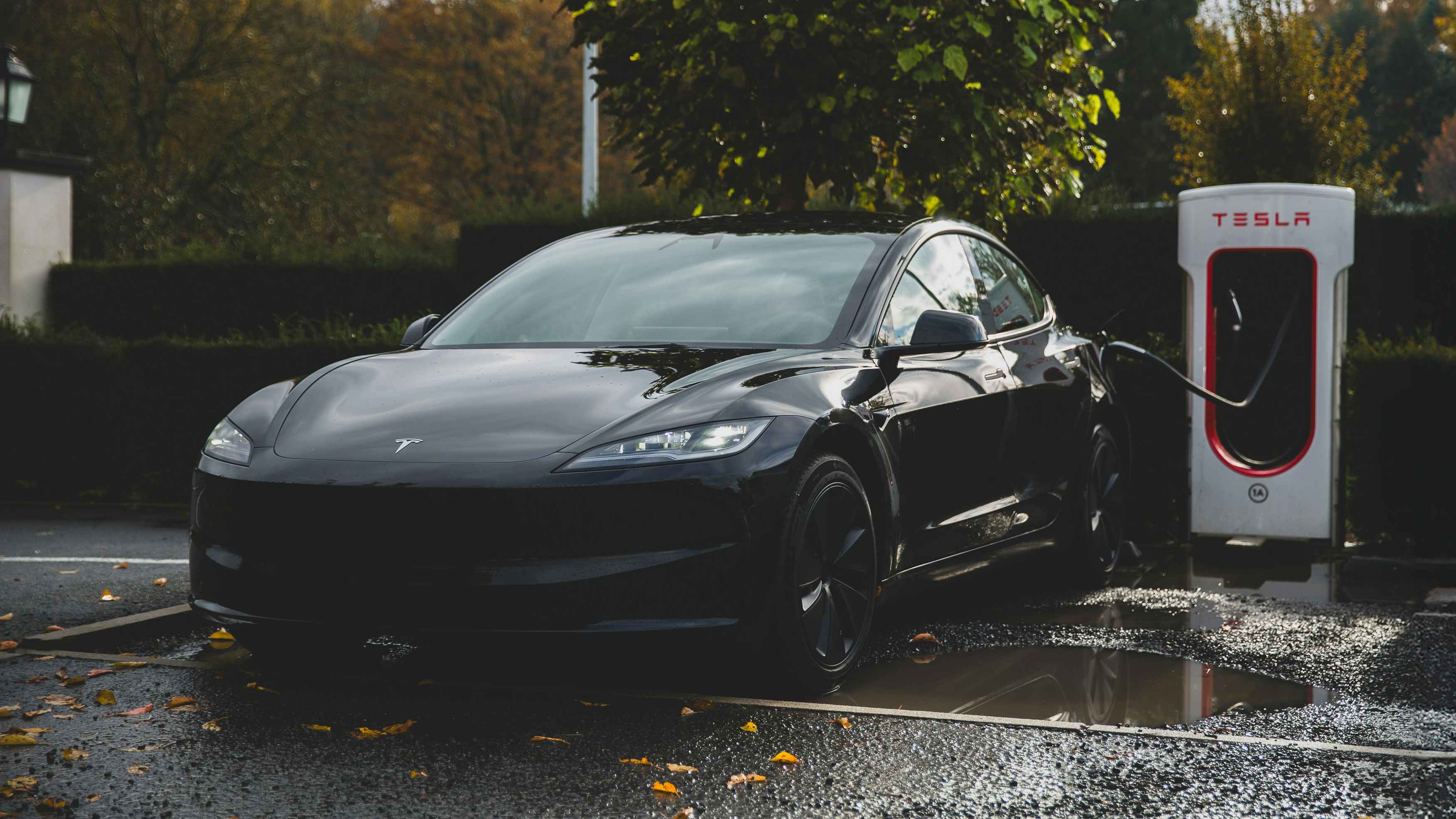Discover the 82 kWh battery capacity of the 2025 Tesla Model 3 Long Range, with insights on real-world range, charging optimization