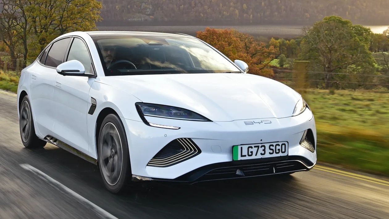 BYD Seal مقابل Tesla Model 3:مقارنة شاملة لعام 2025