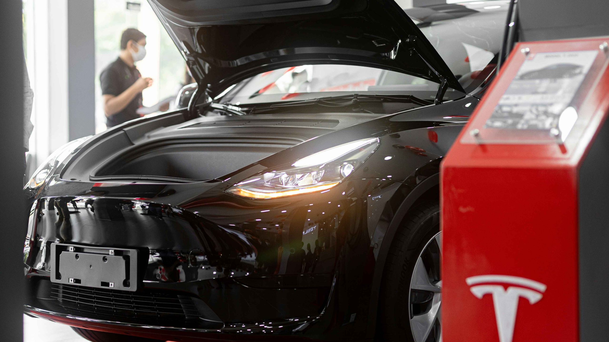 Discover the 2025 Tesla Model Y battery replacement cost range (AED 45,000-75,000/SAR equivalent), factors influencing pricing