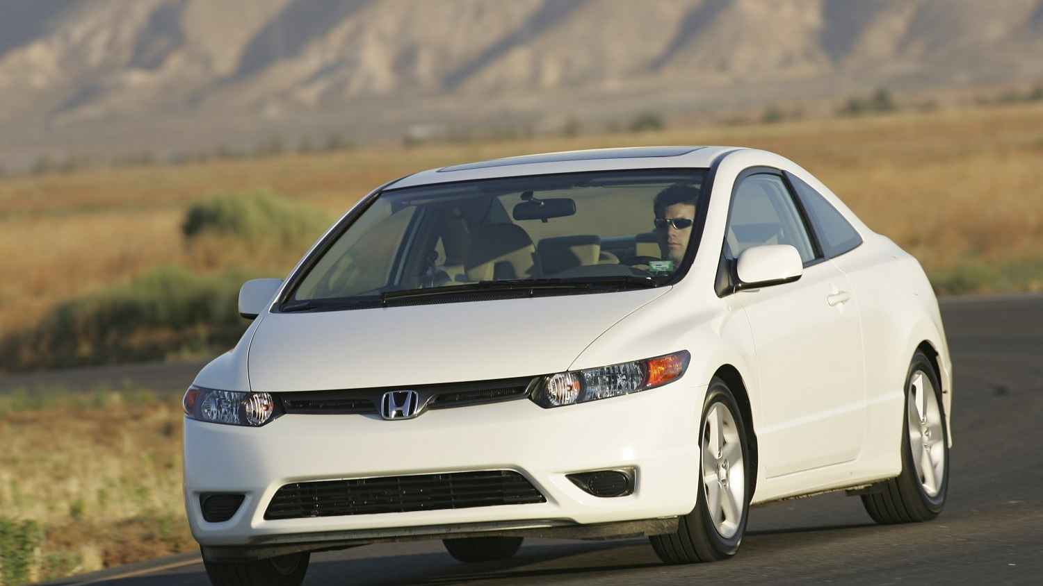 Discover practical insights on the 2005 Honda Civic fuel consumption (km/l), featuring real-world test data, fuel-saving tips, maintenance advice