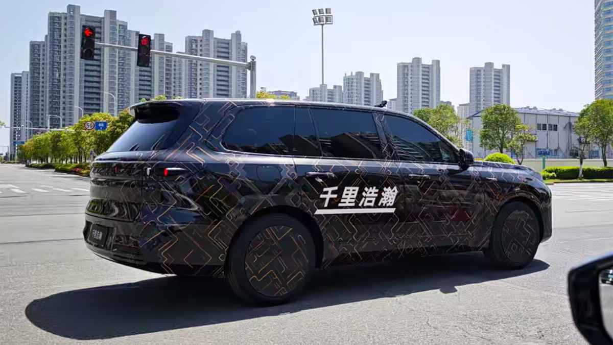 جيلي جالاكسي M9 سيارة SUV فاخرة تجمع بين التصميم العصري، التكنولوجيا المتقدمة، والراحة للعائلات الكبيرة.