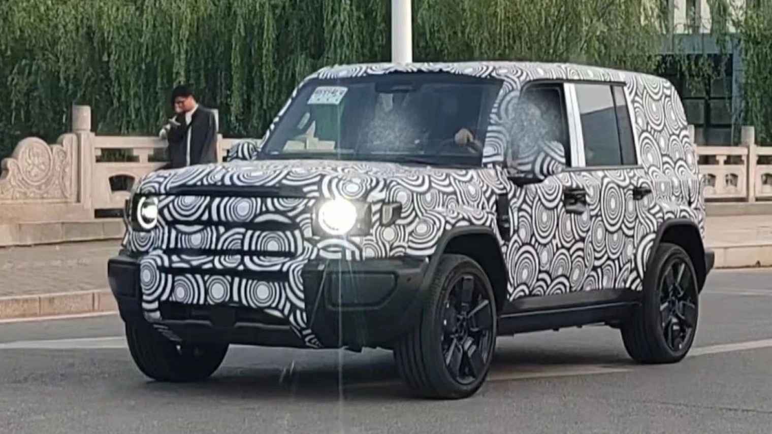 شيري iCar V27 سيارة SUV هجينة فاخرة بتصميم قوي مستوحى من جي كلاس، تجمع بين الأداء والتقنية المتقدمة.