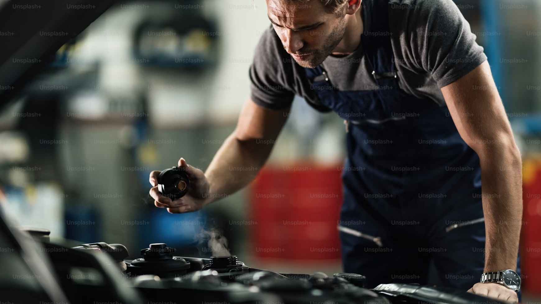 تعرف على أحدث طرق تركيب مثبت محرك كامري 2025 مع دليل عملي يغطي أعراض التلف، خطوات الاستبدال الذاتي، ونصائح لاختيار أفضل قطع الغيار بالسعودية.