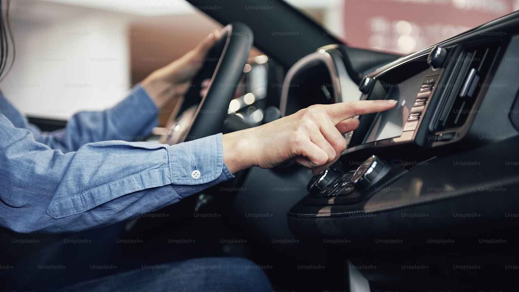 اكتشف كل ما تحتاجه عن لوحة عدادات برادو 2025 - من إعدادات القيادة الذكية إلى خصائص التحكم الحديثة.