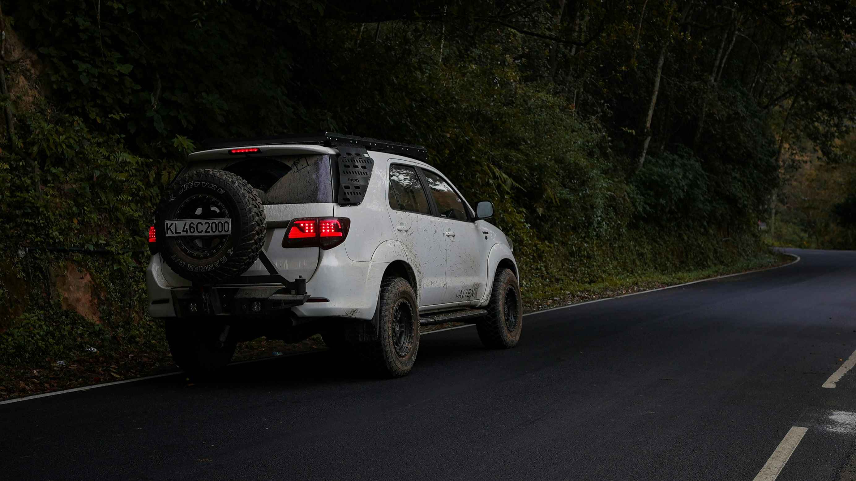 Discover how the 80L Toyota Fortuner tank capacity impacts driving range, fuel efficiency, and long-distance travel in 2025 models.