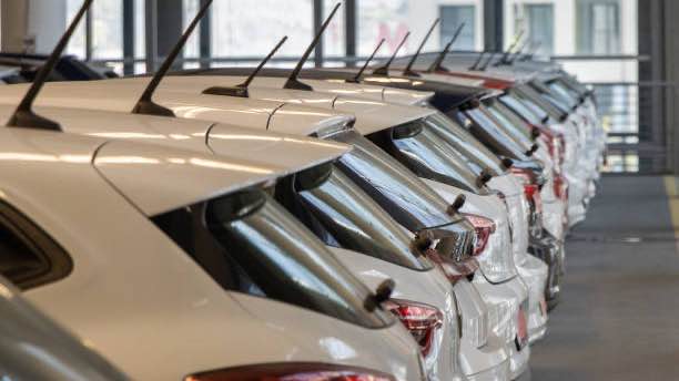 Compare the 2025 Mitsubishi Pajero and Toyota Fortuner’s performance, fuel efficiency, and tech upgrades. 
