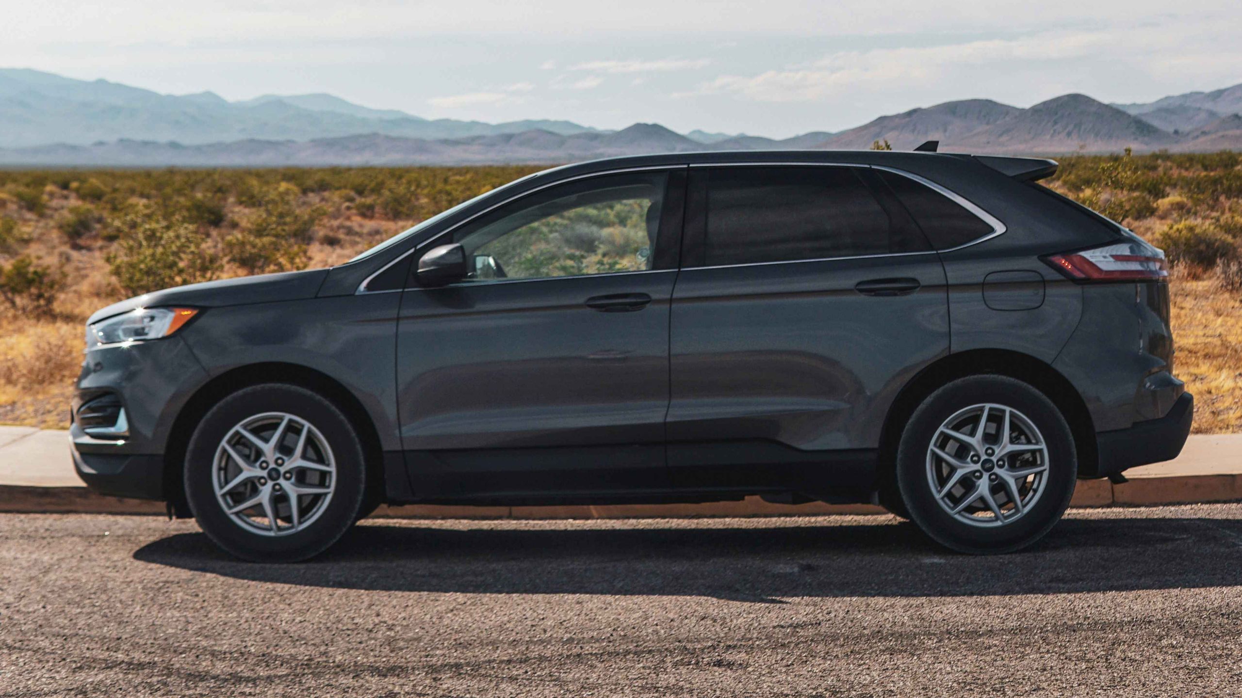 Discover the complete 2013 Ford Edge dimensions, including cargo capacity and interior space. Learn how these specs impact parking, storage