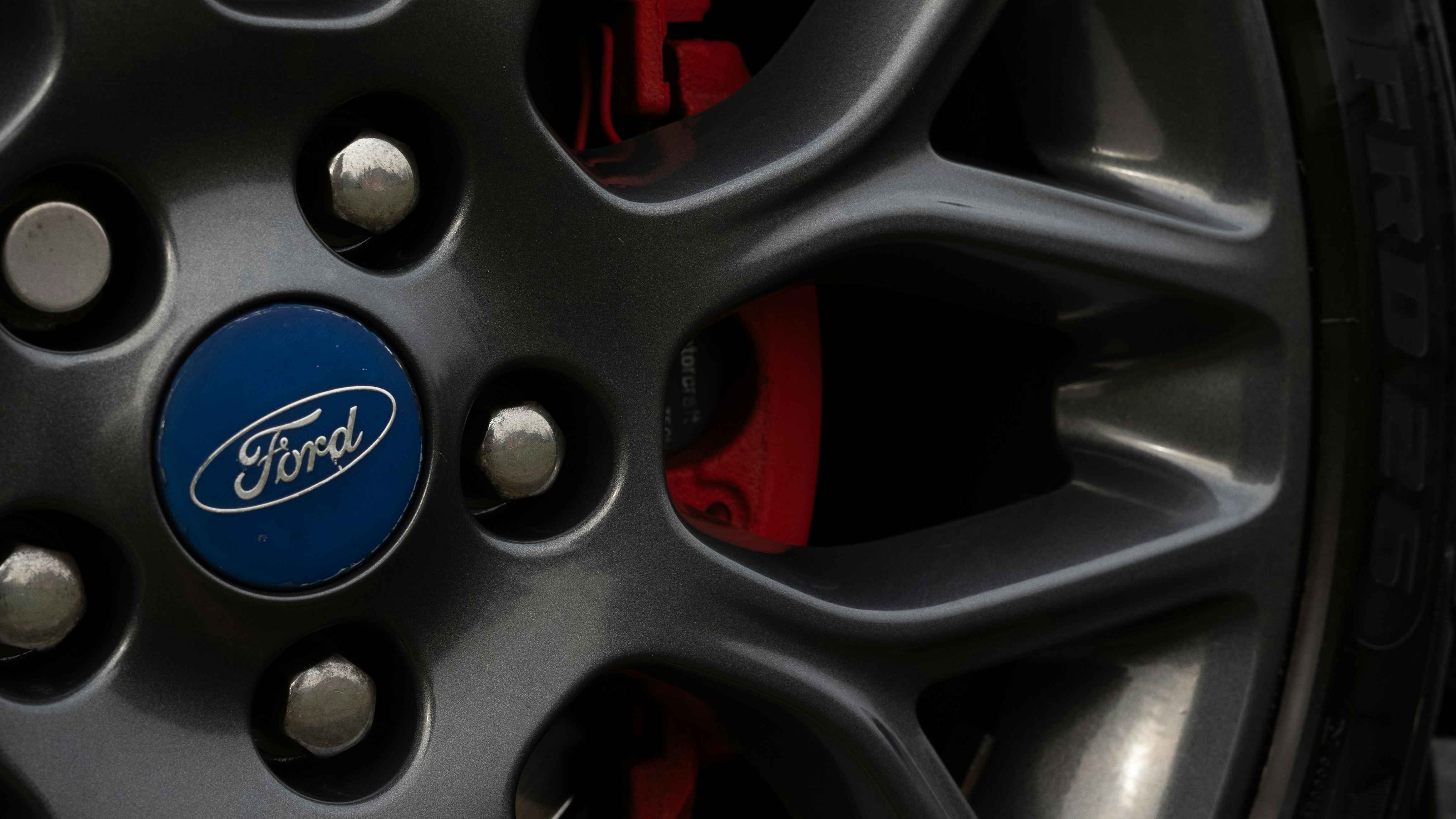 Discover the correct Ford Edge tire size for 2025 models along with expert advice on recommended tire pressure, all-season tires choices
