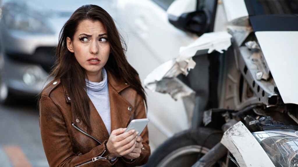 مقارنة علمية بين أداء النساء والرجال في القيادة، مع التركيز على السلامة والمهارات والاختلافات البيولوجية.
