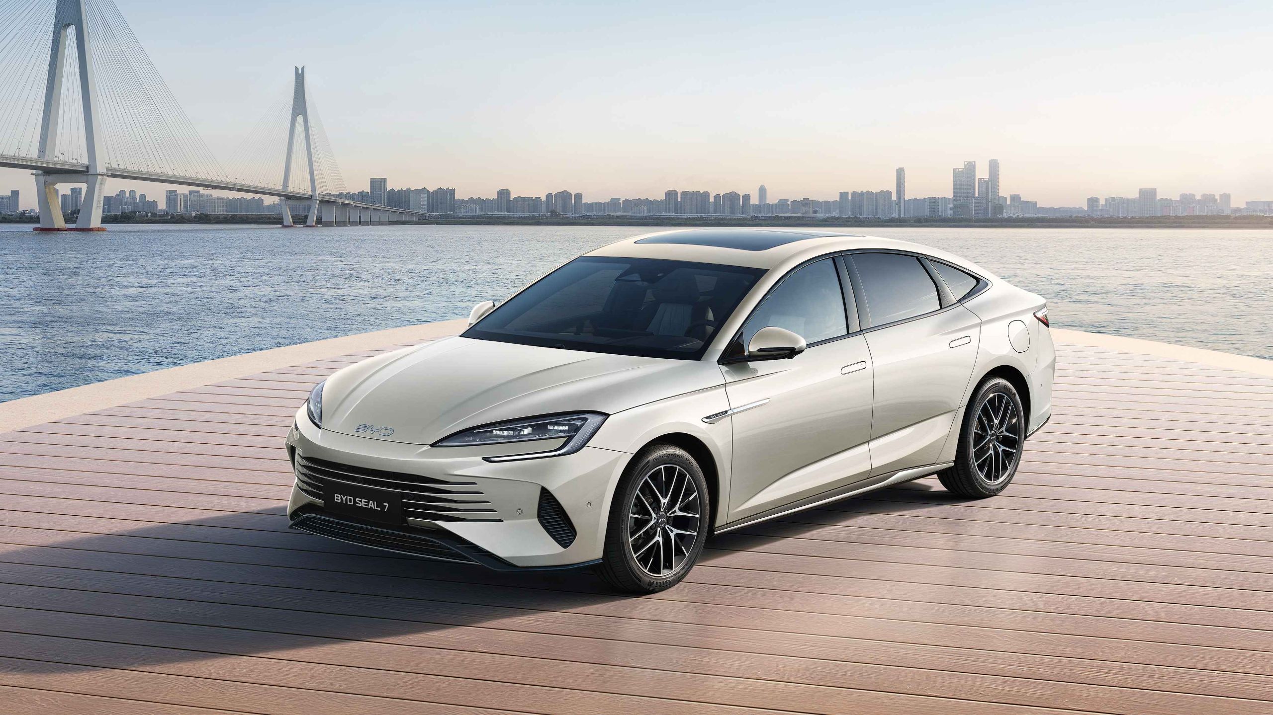 The BYD SEAL 7 DM-i launches in the UAE with a sleek design, up to 850 km range, and advanced hybrid tech for modern GCC drivers.