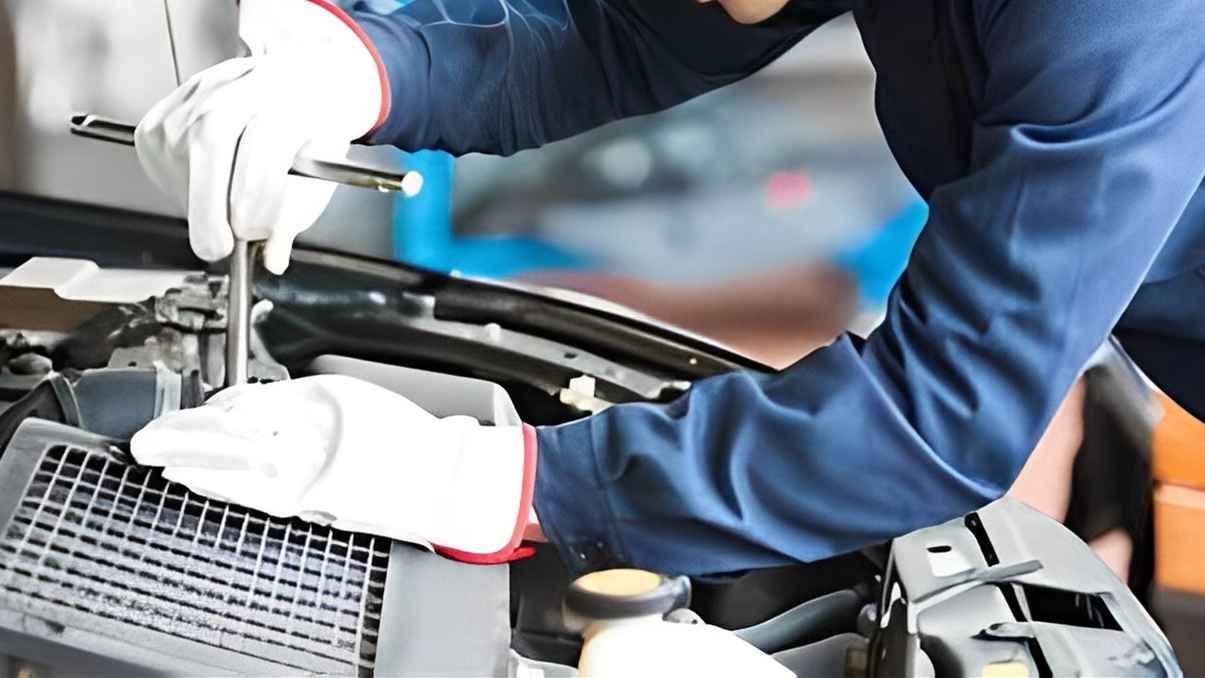 Learn how to handle Ford Edge AC condenser replacement in 2025. Discover key symptoms, repair costs, and step-by-step solutions