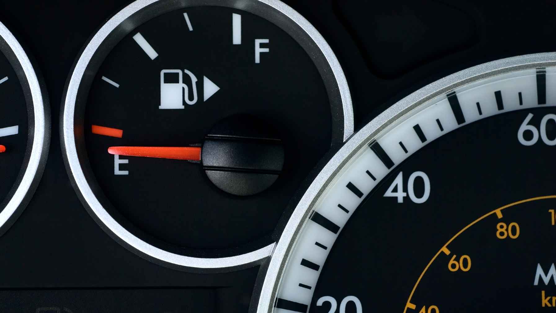 Discover the 2014 Hyundai Elantra fuel tank capacity (14 gallons/53L), along with expert tips to boost your fuel efficiency, driving range