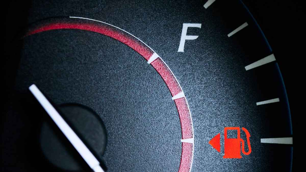 Discover the 2017 Hyundai Elantra fuel tank capacity (14 gallons/53 liters) and learn practical tips to improve fuel efficiency