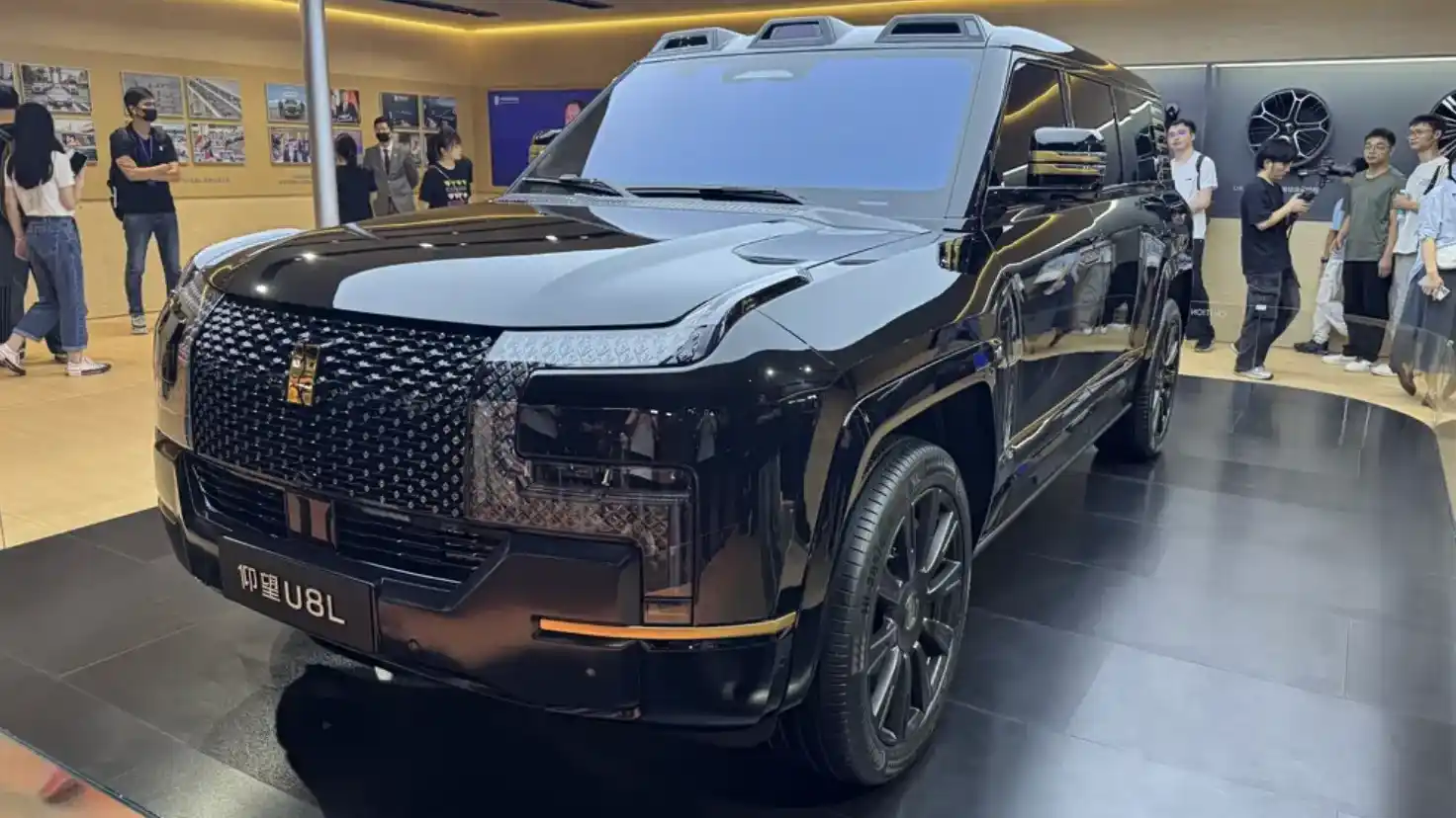Discover the 2025 Yangwang U8L with its imperial new color, smart tech, and luxury SUV performance in full size class.