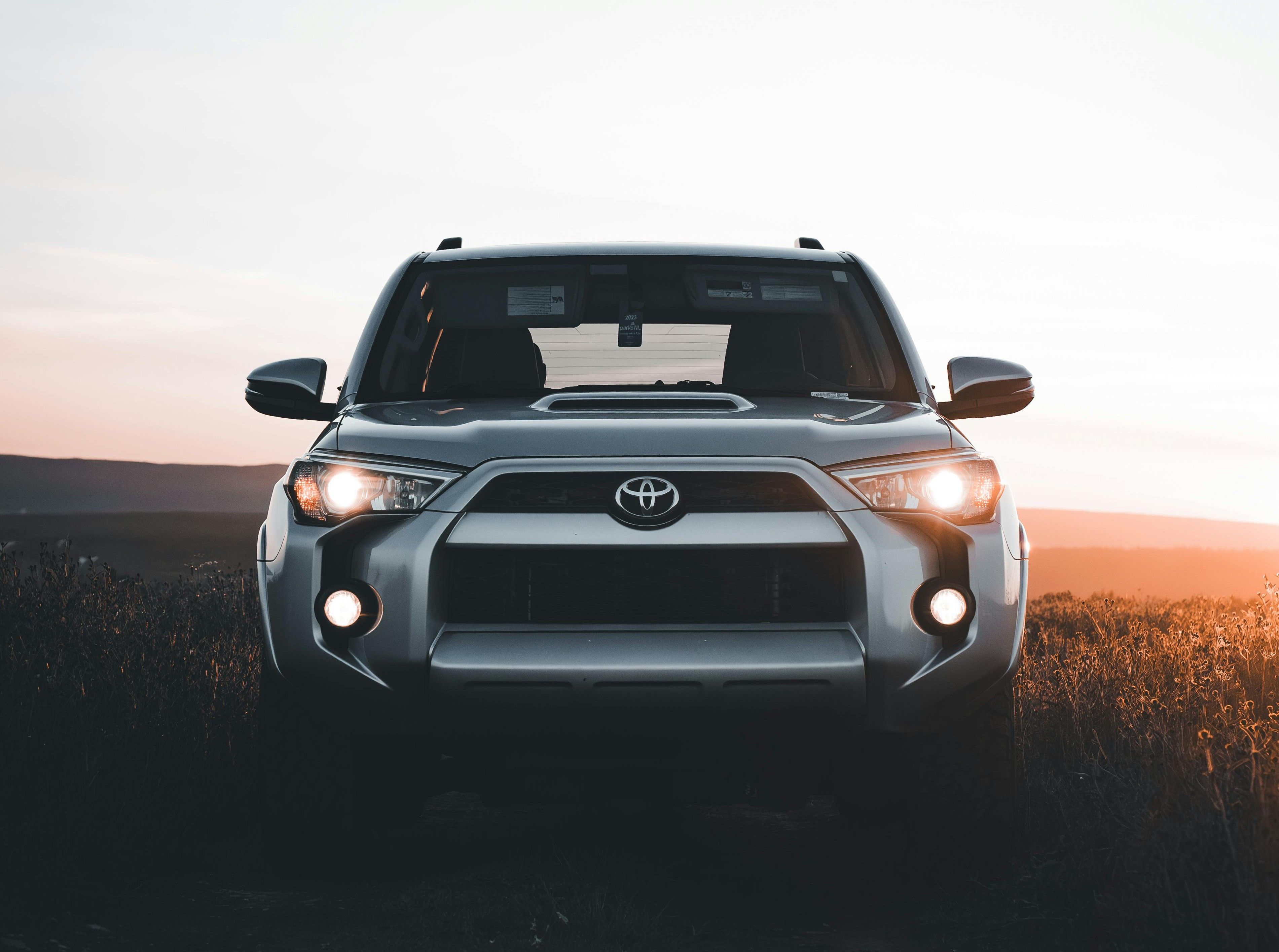 اكتشف أهم مميزات تويوتا RAV4 2024 وتحديثات التصميم والأداء في هذه المراجعة الشاملة. دليل مفصل للمقبلين على شراء سيارة عائلية عملية بتقنيات حديثة.
