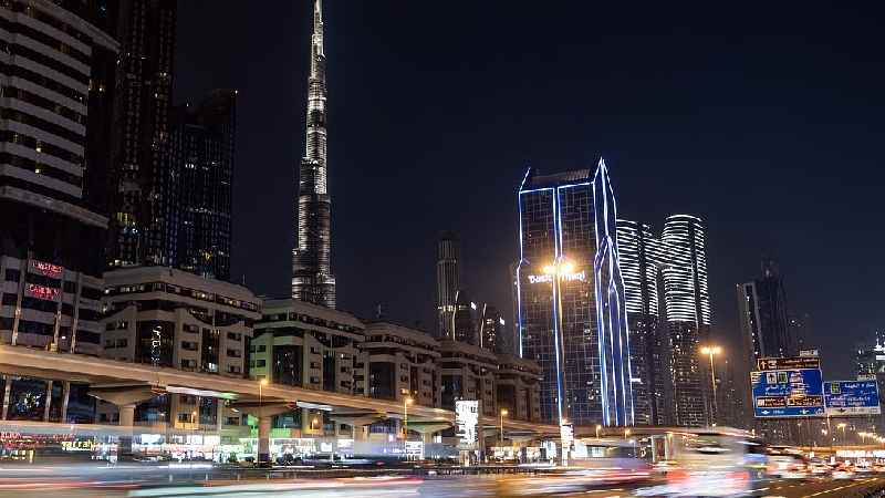مبادرات الإمارات لتبني السيارات الكهربائية تواجه تحديات البنية التحتية والوعي، مع حوافز لتعزيز السوق وتحقيق الاستدامة.