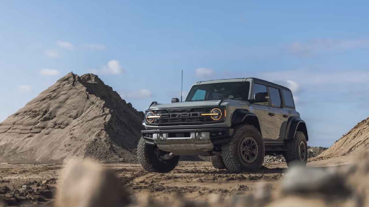 Ford adjusts 2025 Bronco prices with major discounts on performance trims and increases on base models to boost competitiveness. 