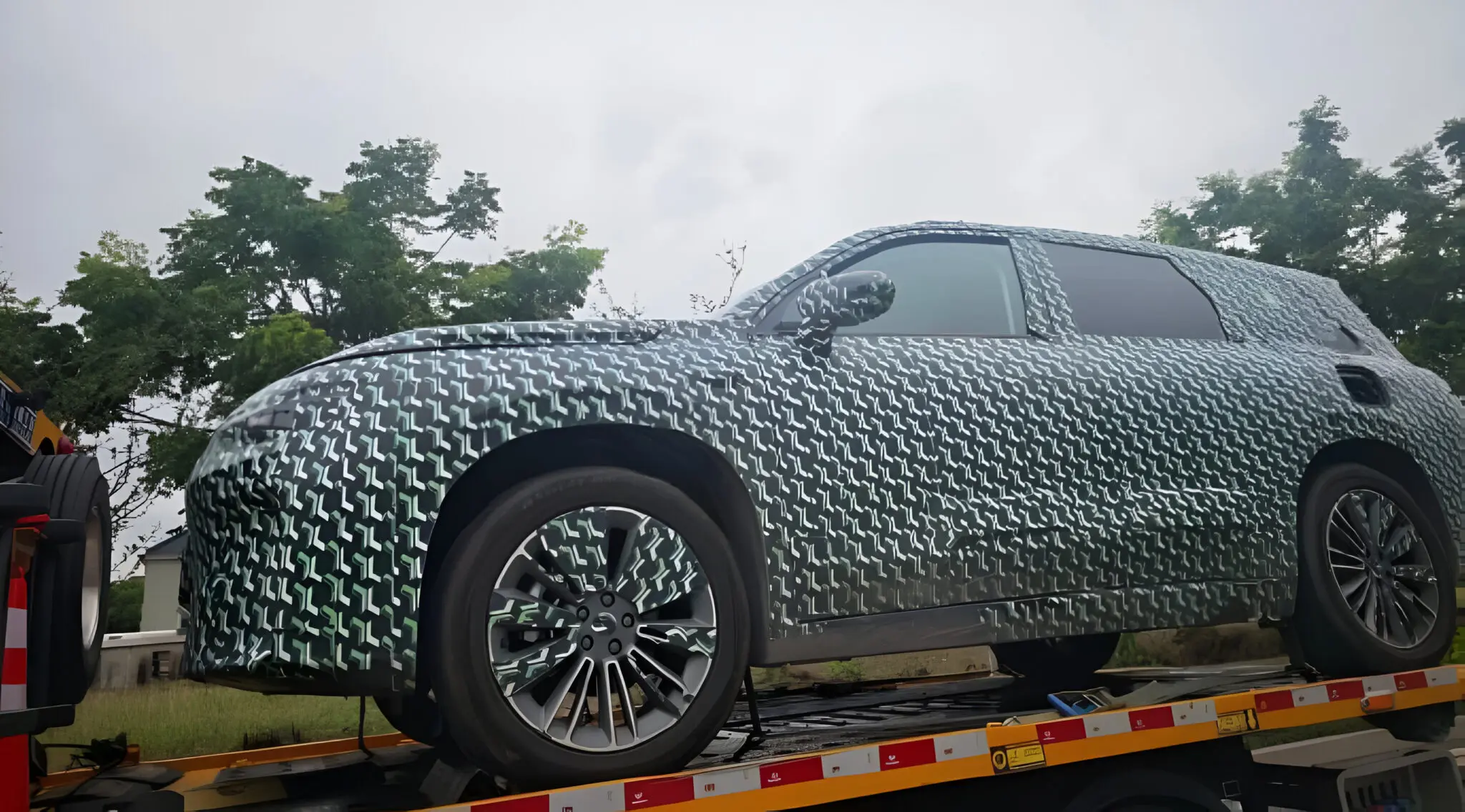 Leapmotor unveils its new D series flagship SUV with three rows and EV options, launching in 2026 from around 102,000 AED.