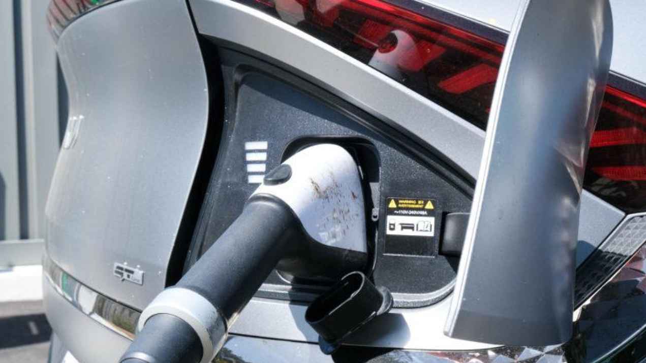  reviewing recent battery technology advancements enabling electric cars to travel 3,000 miles on a single charge and its impact on the market