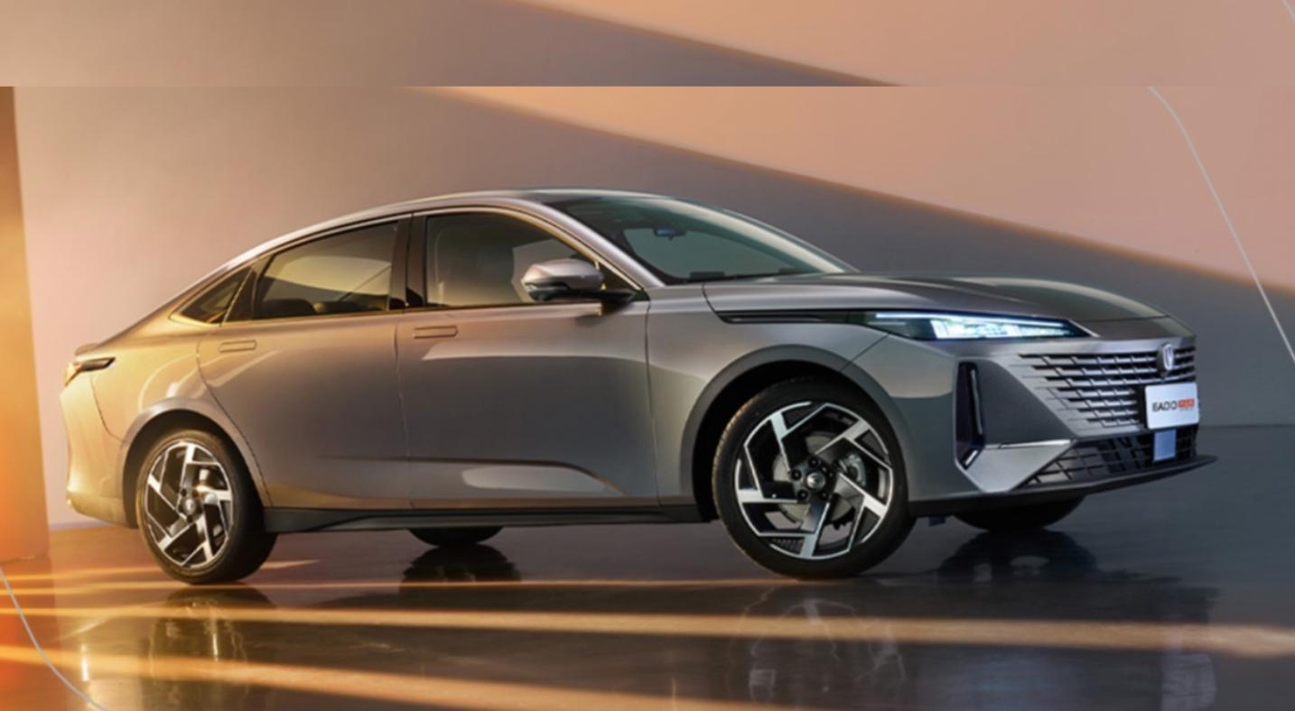 افضل سيارات سيدان 2025 في الامارات بسعر اقل من 100 الف درهم تشمل MG 7، وشانجان ايدو، وكورولا، والنترا، ونيسان صني، وكيا K5.