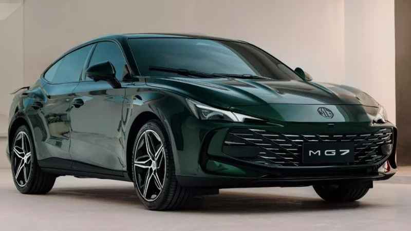 افضل سيارات سيدان 2025 في الامارات بسعر اقل من 100 الف درهم تشمل MG 7، وشانجان ايدو، وكورولا، والنترا، ونيسان صني، وكيا K5.
