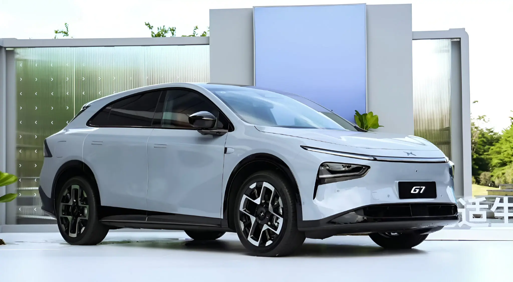 Xpeng G7 debuts as a smart electric SUV with advanced AR-HUD tech, up to 702 km range, and Level 3 autonomous driving, starting from just 119,000 AED.