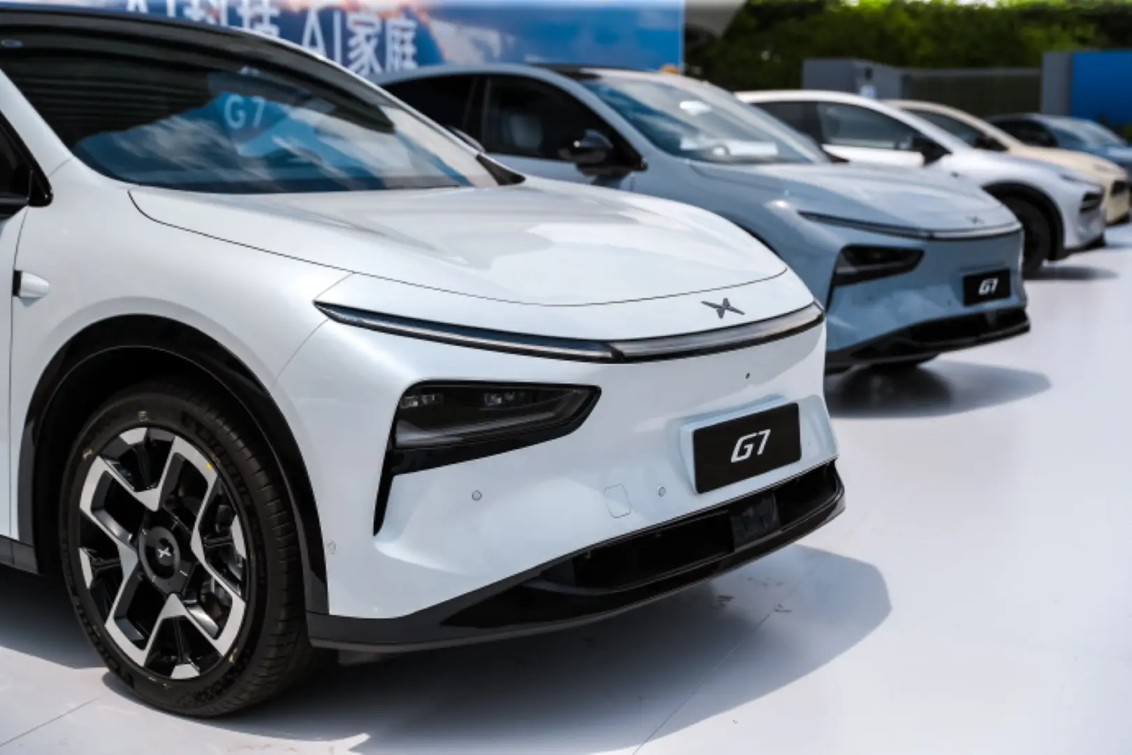 Xpeng G7 debuts as a smart electric SUV with advanced AR-HUD tech, up to 702 km range, and Level 3 autonomous driving, starting from just 119,000 AED.