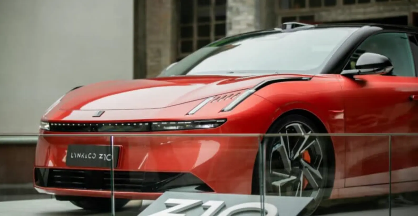 Lynk & Co 10 EM-P plug in hybrid sedan blends sleek Z10 styling, advanced tech, and cold weather testing for a refined, high performance driving experience.