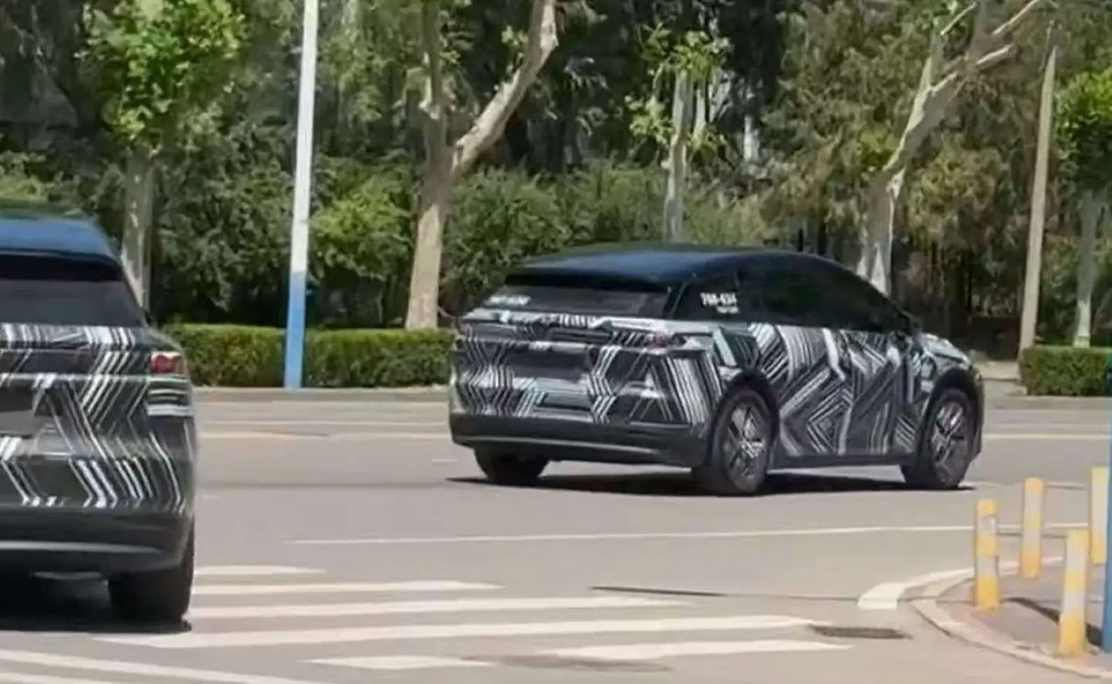 The Li Auto i6 is a sleek mid size electric SUV with advanced tech, a spacious interior, and up to 700 km range, making it a strong rival to the Tesla Model Y.