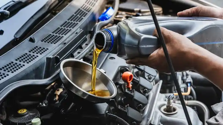 Synthetic oil improves fuel economy with low viscosity and heat resistance, reducing fuel consumption and protecting the engine for longer periods.
