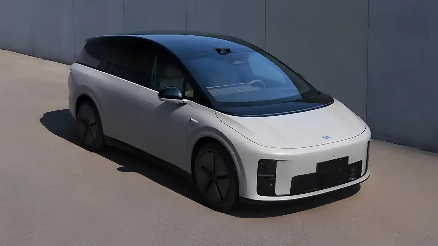 Li Auto i8 enters final production stage ahead of July 2025 launch with modern design, six seat layout, 536 hp power, and up to 720 km driving range. 