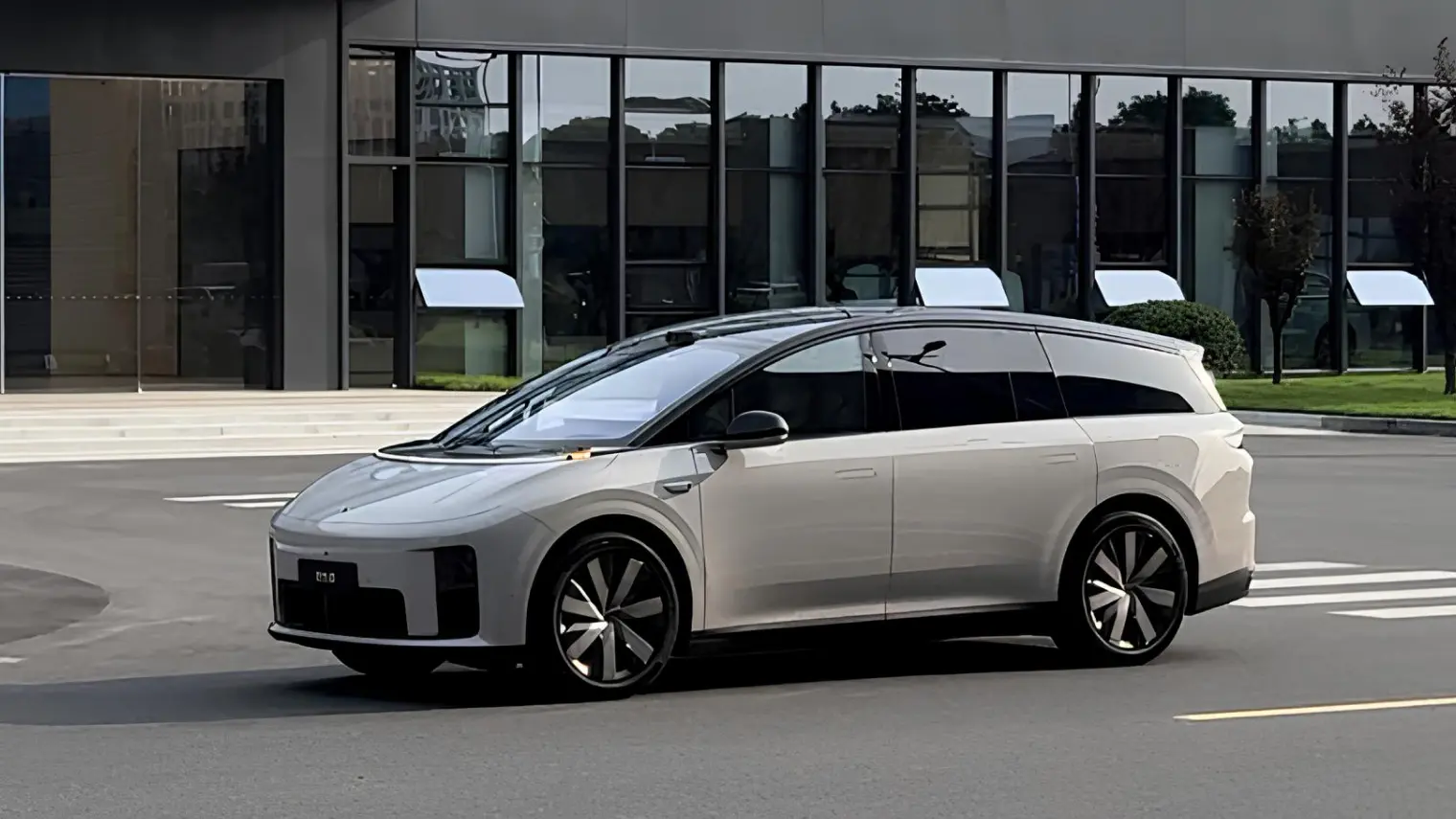 Li Auto i8 enters final production stage ahead of July 2025 launch with modern design, six seat layout, 536 hp power, and up to 720 km driving range. 