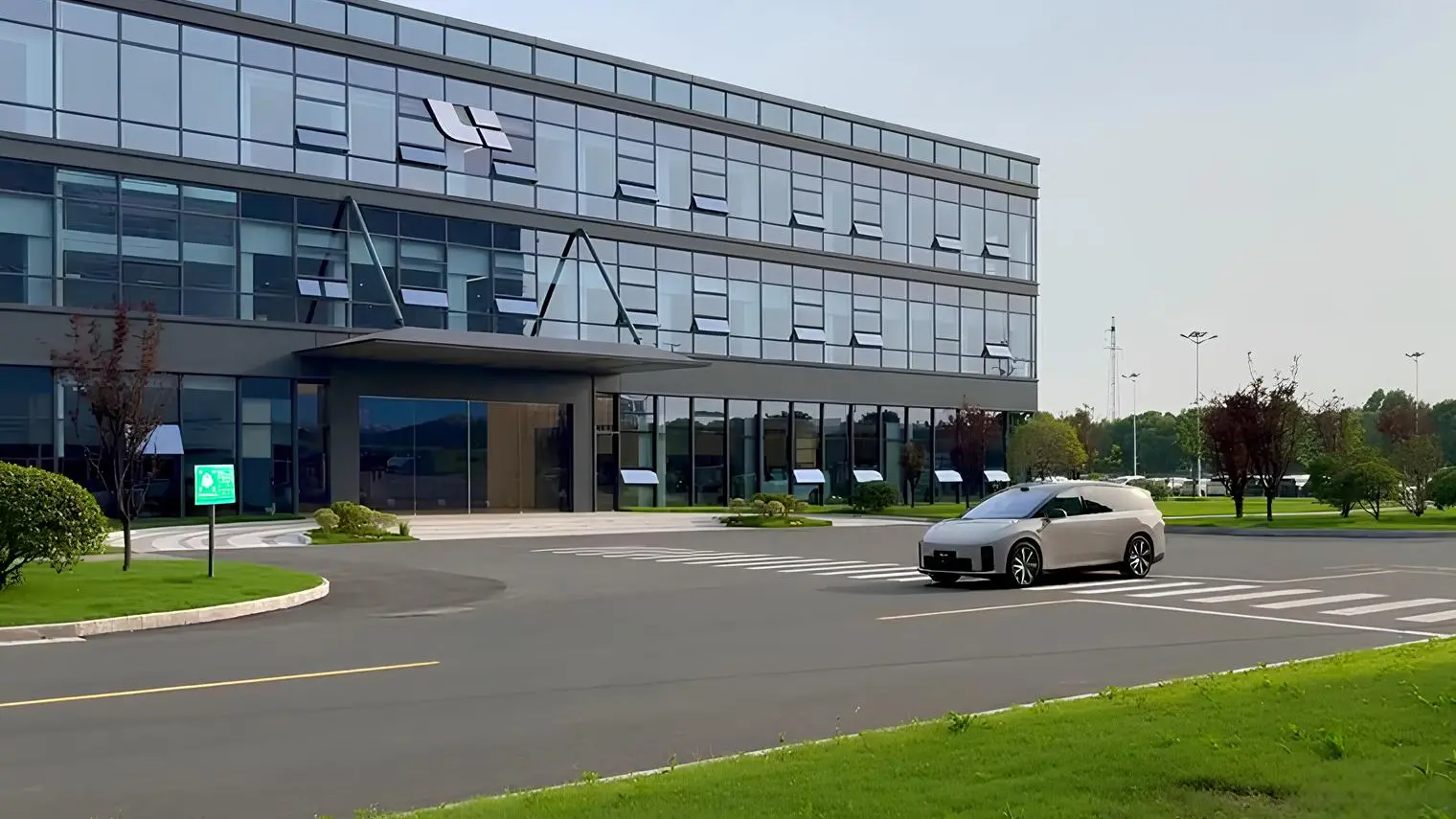 Li Auto i8 enters final production stage ahead of July 2025 launch with modern design, six seat layout, 536 hp power, and up to 720 km driving range. 