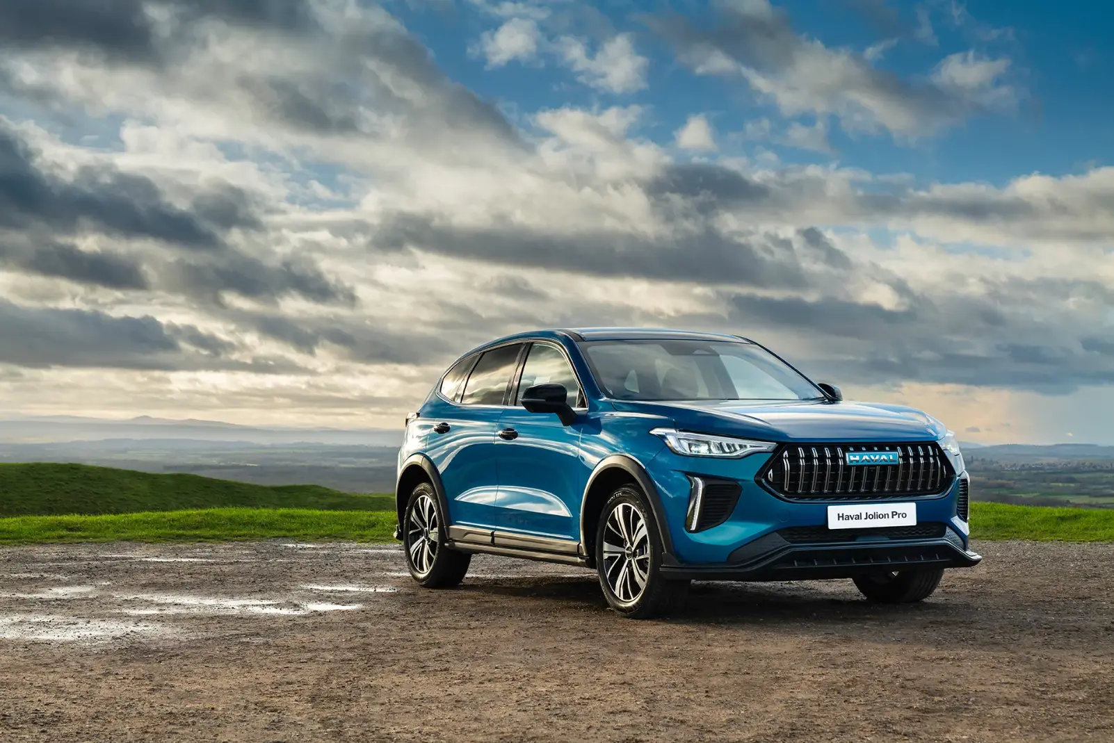The Haval Jolion Pro 2025 offers bold design, smart tech, spacious comfort, and efficient performance at a competitive price for drivers in Saudi Arabia.