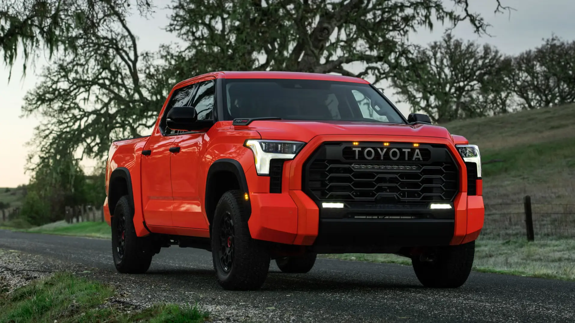 Discover the best selling pickup trucks of 2025, including the Ford F-Series, Ram 1500, GMC Sierra, Toyota Tundra, and Jeep Gladiator, all popular in the GCC.