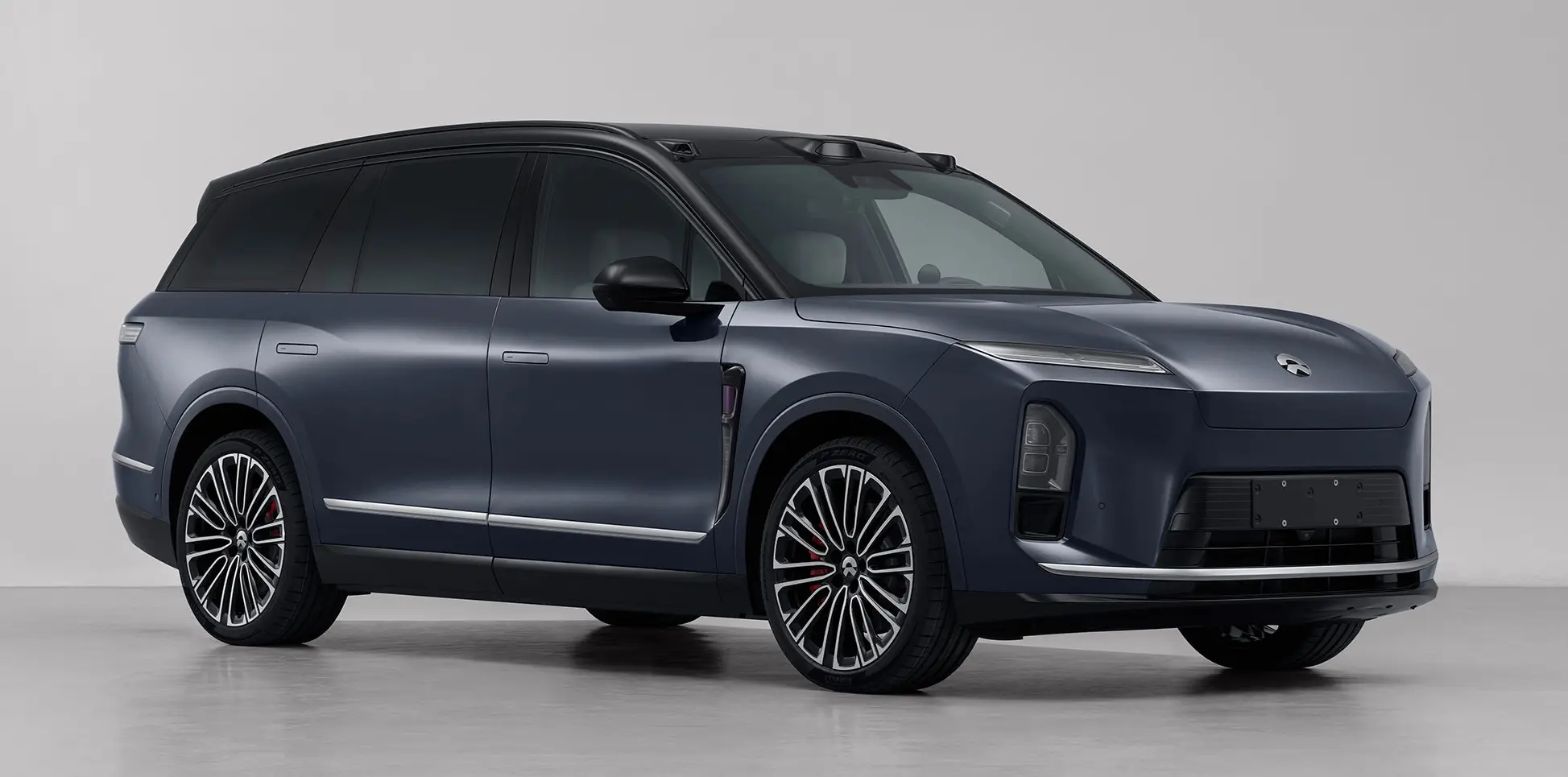 Experience the 2025 Nio ES8 with a bold ET9 inspired design, 697 hp dual motor AWD, 600 kW ultra fast charging, a swappable battery, and a luxurious interior.