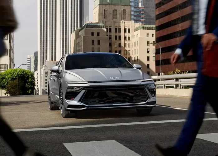 Full comparison between Hyundai Sonata Full Option and Azera Standard 2025 at 150K SAR, covering performance, space, features, safety, and fuel efficiency.