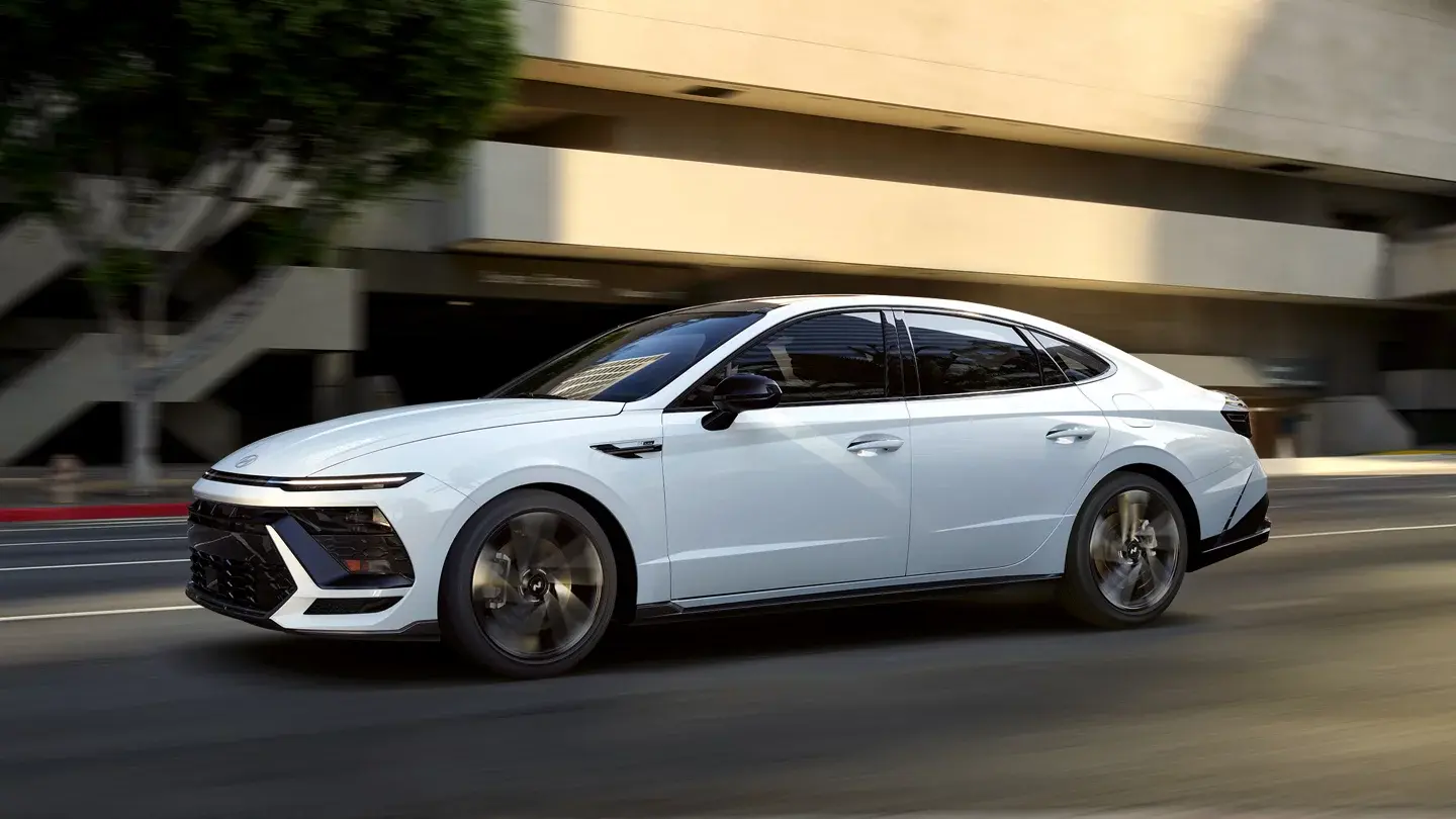 Full comparison between Hyundai Sonata Full Option and Azera Standard 2025 at 150K SAR, covering performance, space, features, safety, and fuel efficiency.