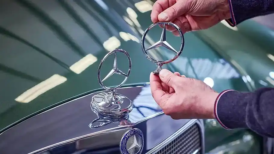 استكشف تاريخ شعار مرسيدس العريق من رمزية النجمة الثلاثية الى شعارات AMG ومايباخ، واكتشف كيف اصبحت رمزًا للفخامة والهندسة الالمانية الدقيقة عبر الزمن. 