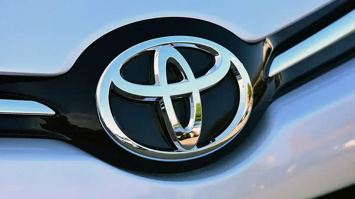 Explore the top 10 best selling car brands in the UAE for April 2025 and how Chinese brands like MG and Jetour are closing in on Korean rivals Hyundai and Kia.