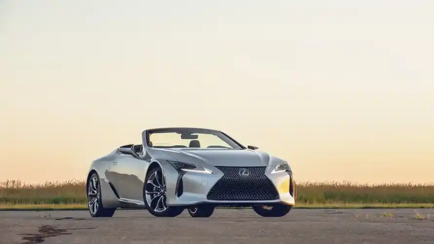 سيارة لكزس LC تودع خطوط الانتاج بعد 2026 مع اصدار Pinnacle المحدود في اليابان، وتبقى فرص توفرها عالميًا، خاصة في الخليج، محل ترقب عشاق السيارات الفاخرة.