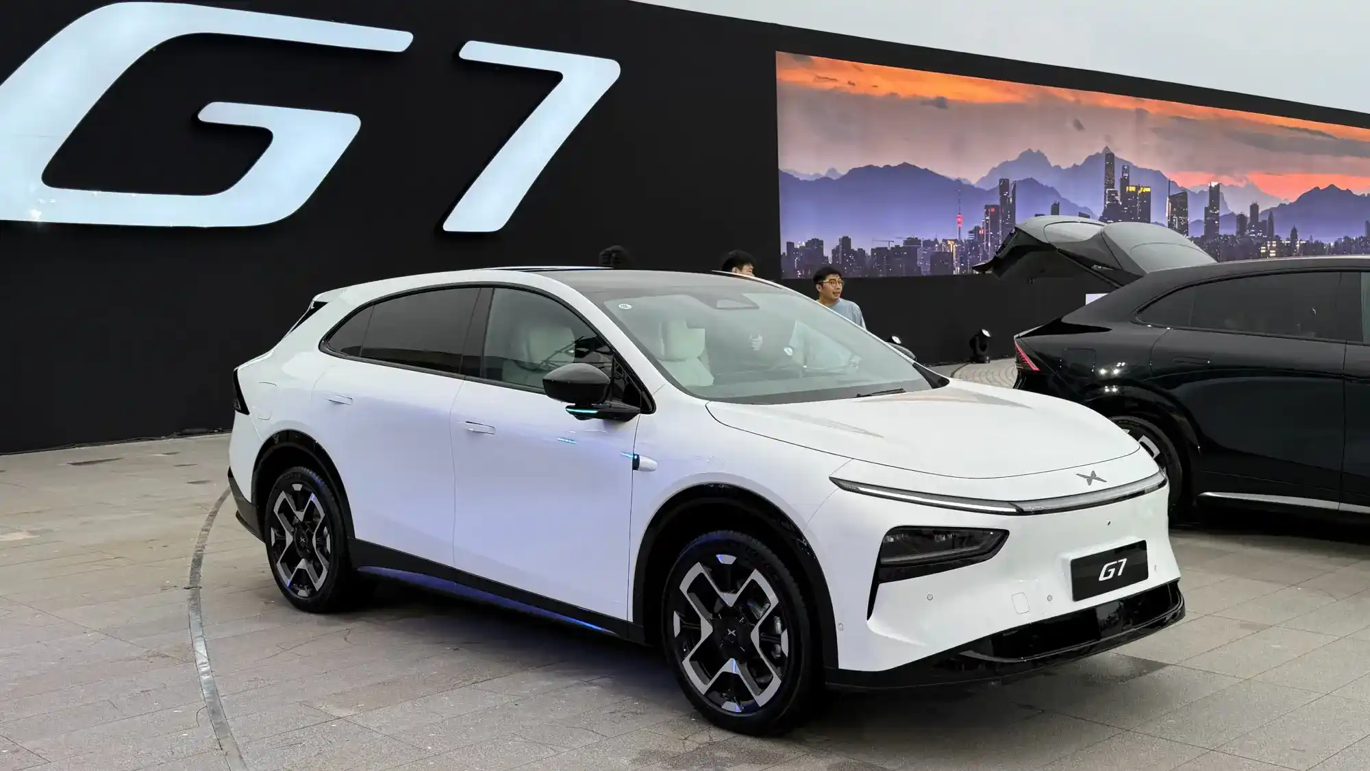 The Xpeng G7 2025 debuts with a 702 km range, AR tech by Huawei, smart cabin, and L3 autonomous driving, starting at just 100,000 AED to rival Tesla and Xiaomi.