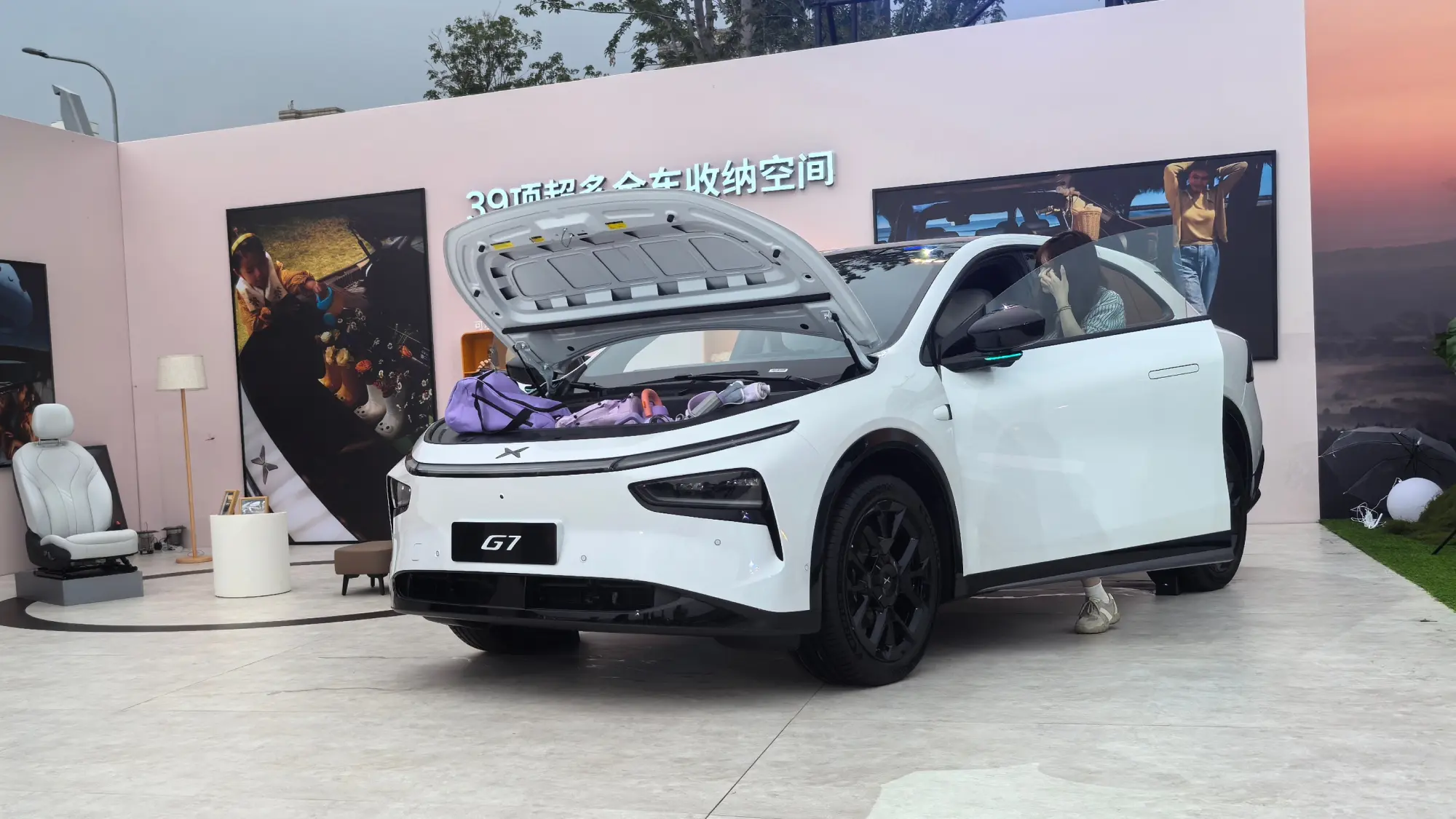 The Xpeng G7 2025 debuts with a 702 km range, AR tech by Huawei, smart cabin, and L3 autonomous driving, starting at just 100,000 AED to rival Tesla and Xiaomi.