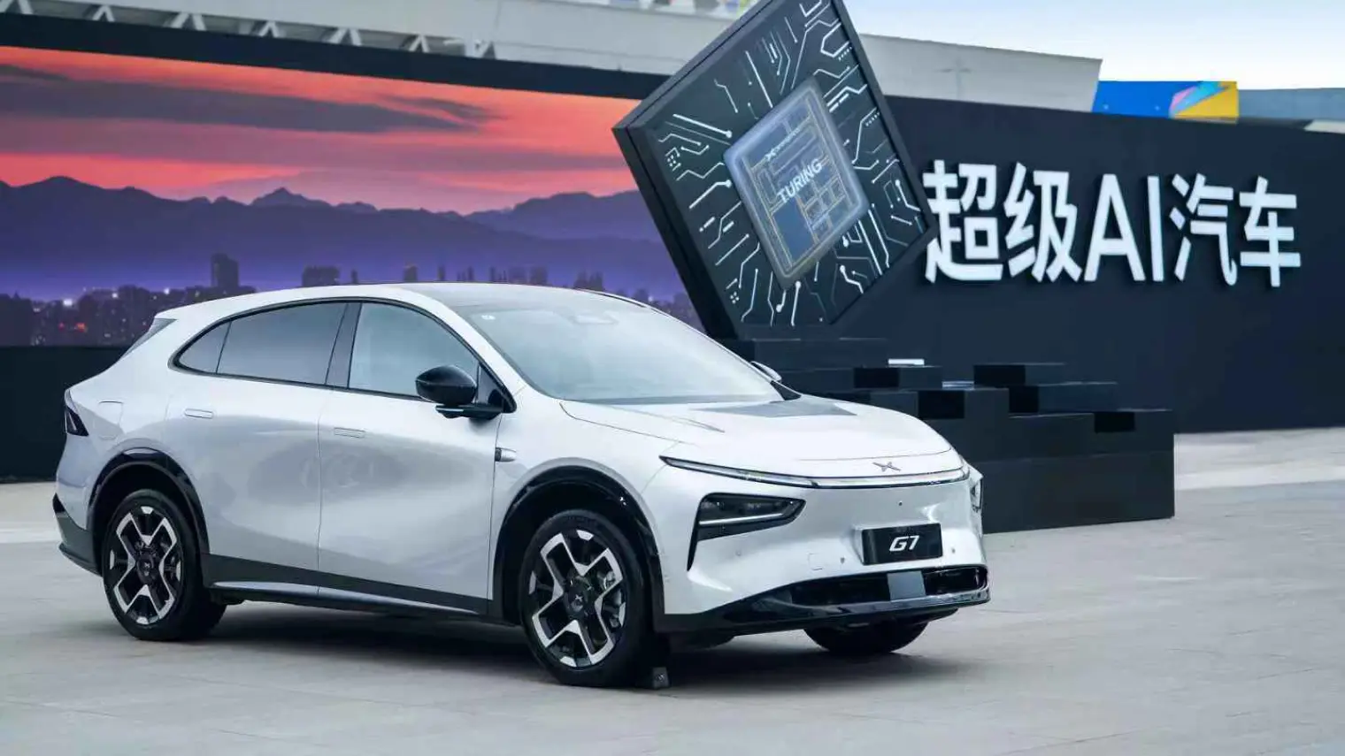 The Xpeng G7 2025 debuts with a 702 km range, AR tech by Huawei, smart cabin, and L3 autonomous driving, starting at just 100,000 AED to rival Tesla and Xiaomi.
