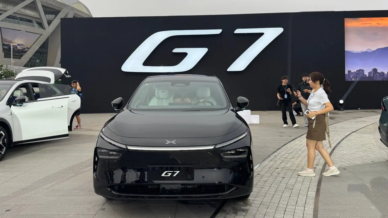 The Xpeng G7 2025 debuts with a 702 km range, AR tech by Huawei, smart cabin, and L3 autonomous driving, starting at just 100,000 AED to rival Tesla and Xiaomi.