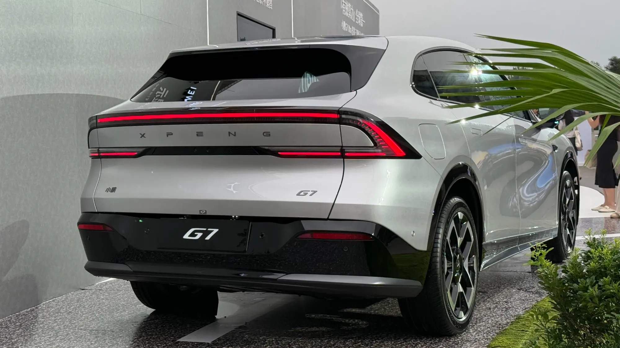 The Xpeng G7 2025 debuts with a 702 km range, AR tech by Huawei, smart cabin, and L3 autonomous driving, starting at just 100,000 AED to rival Tesla and Xiaomi.